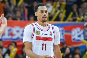 疯狂打铁贝兹利半场9中1&amp;三分4中0 仅得7分3板1断1帽