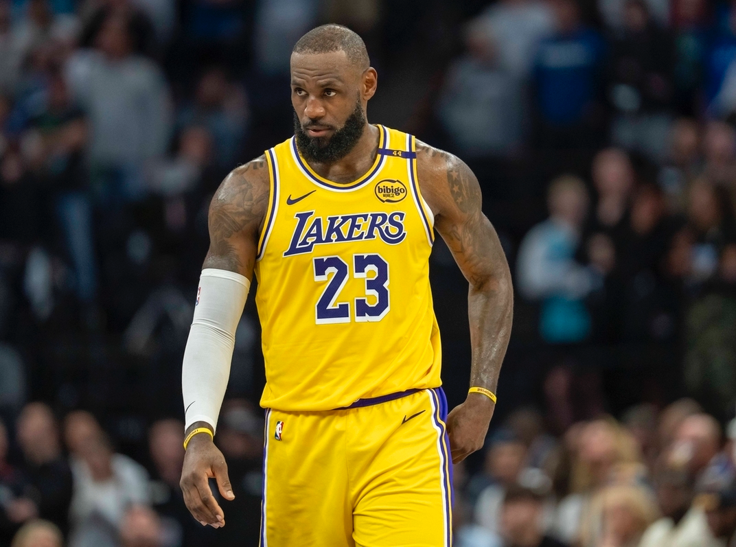 伟德体育-ESPN造谣詹姆斯后，被珍妮·巴斯亲自打脸！还被里奇·保罗嘲讽！