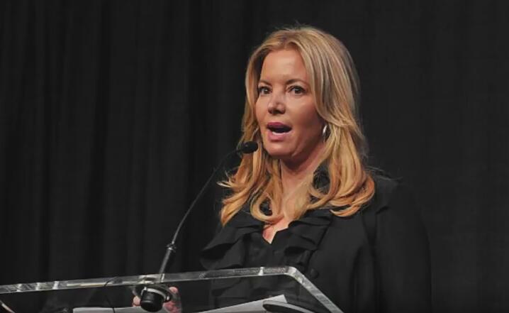 伟德体育-媒体人谈巴斯家族内斗：现在体育世界的宫廷戏 反映的都是人性